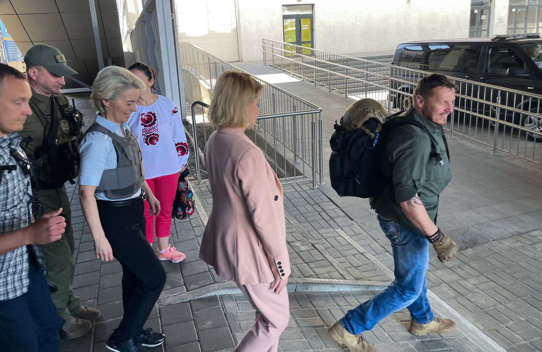 Von der Leyen spricht mit Selenskyj in Kiew über EU-Beitritt