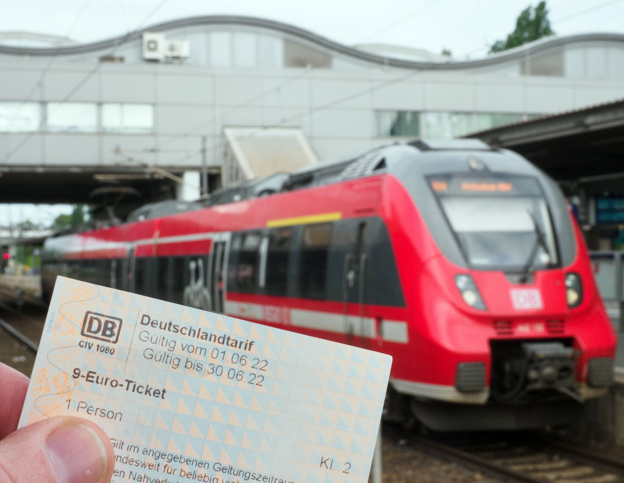 Linke fordert Verlängerung des 9-Euro-Tickets