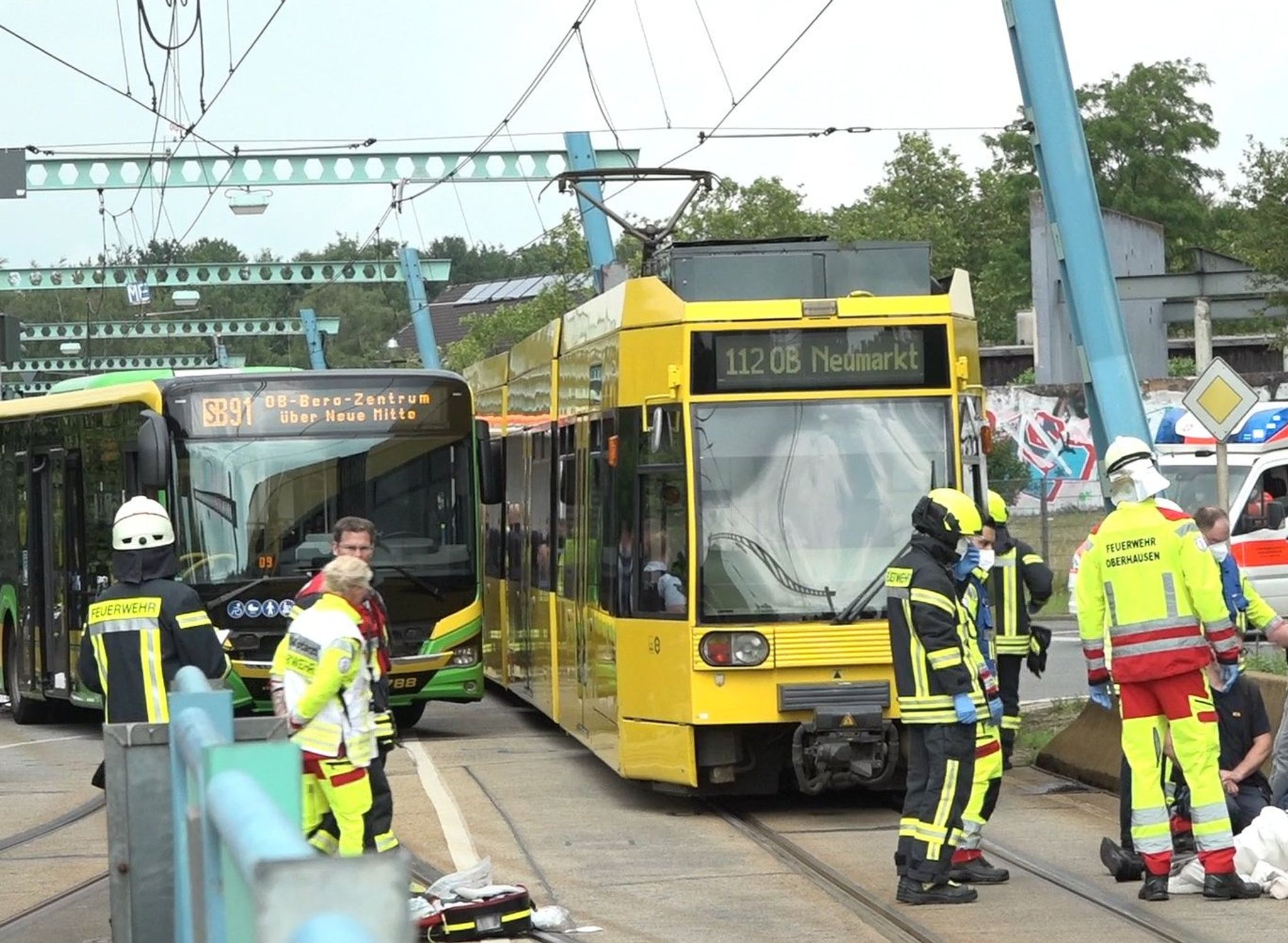 NRW: Mindestens 40 Opfer bei Bahn-Unfall