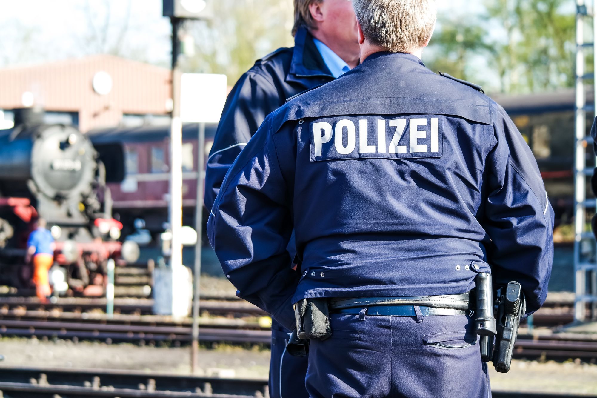 Eine Horde Jugendlicher randaliert in Hamburger-Bahn und attackiert Polizei