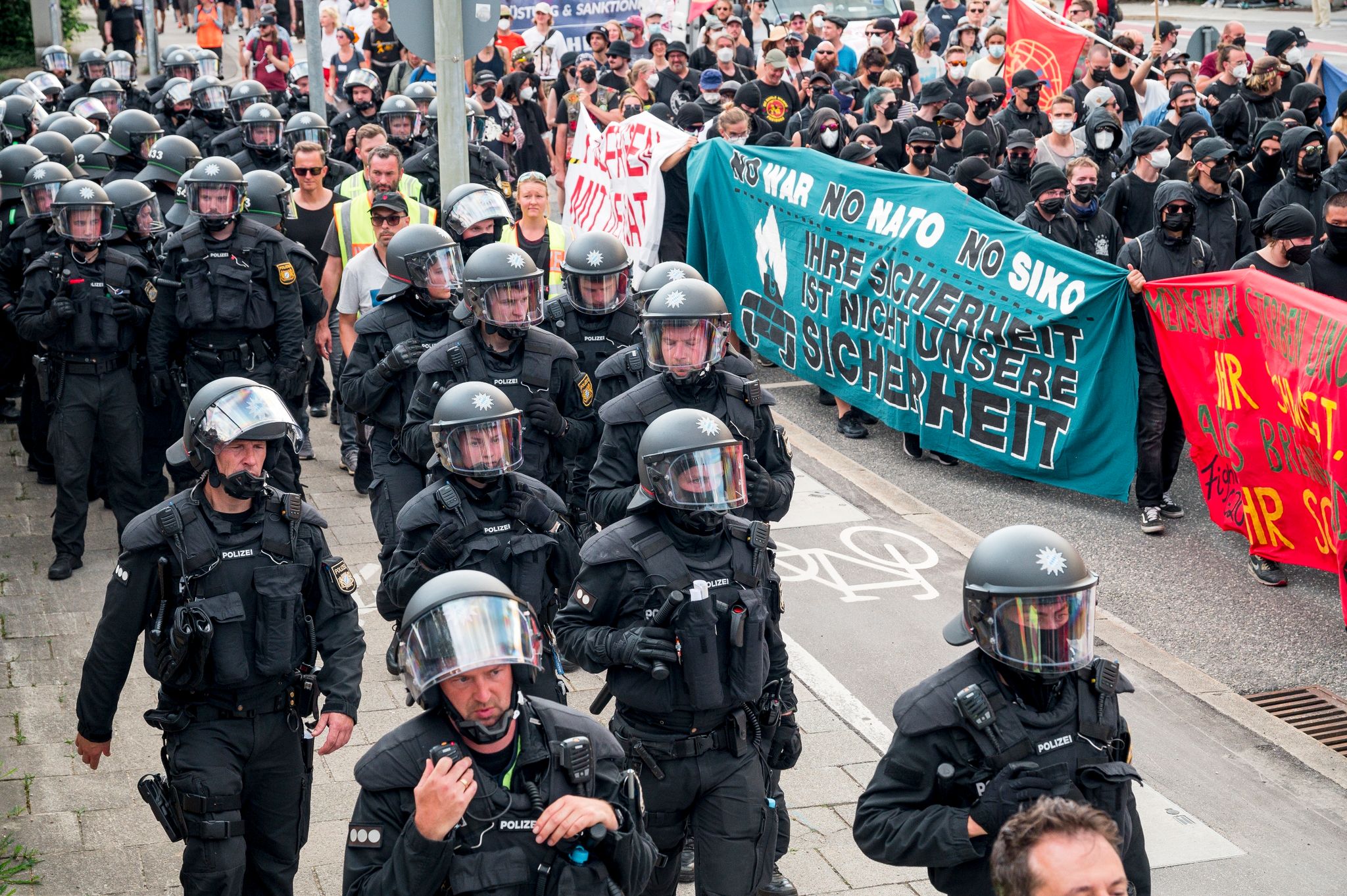 Nur wenige G7-Kritiker auf Bergtour – Mini-Demo am Schloss