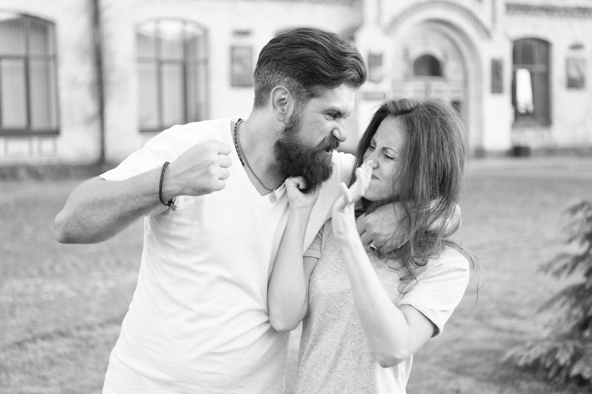 Ex-Freund schlägt seine ehemalige Freundin und beraubt sie in Pirmasens