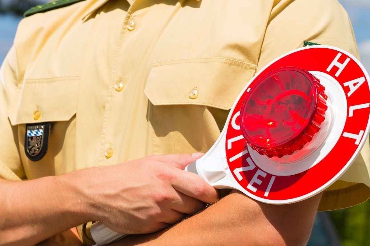 Falscher Polizeibeamter ergaunert Bargeld von einem Kind
