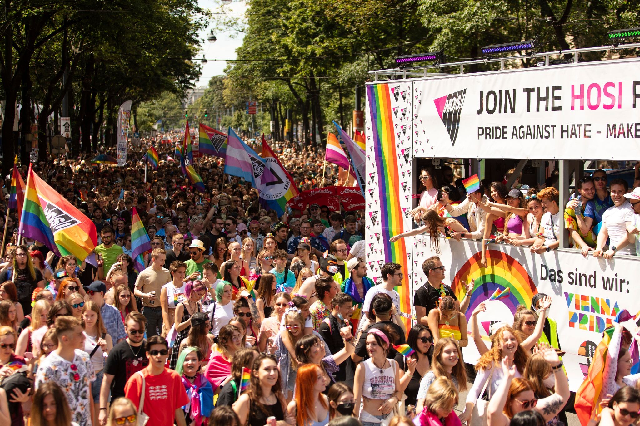 Bunte Regenbogenparade in Wien