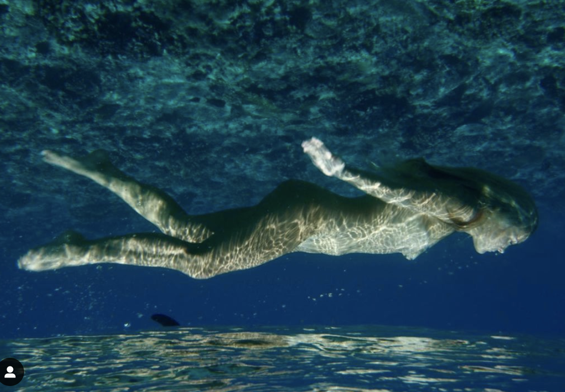 Felicity Palmateer: Völlig nackt reitet diese Surferin die größten Wellen!