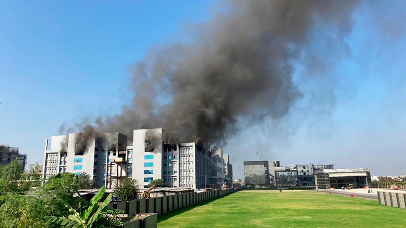 Feuer in der weltgrößten Impfstofffabrik: 5 Tote und Fragen um den Corona-Impfstoff!