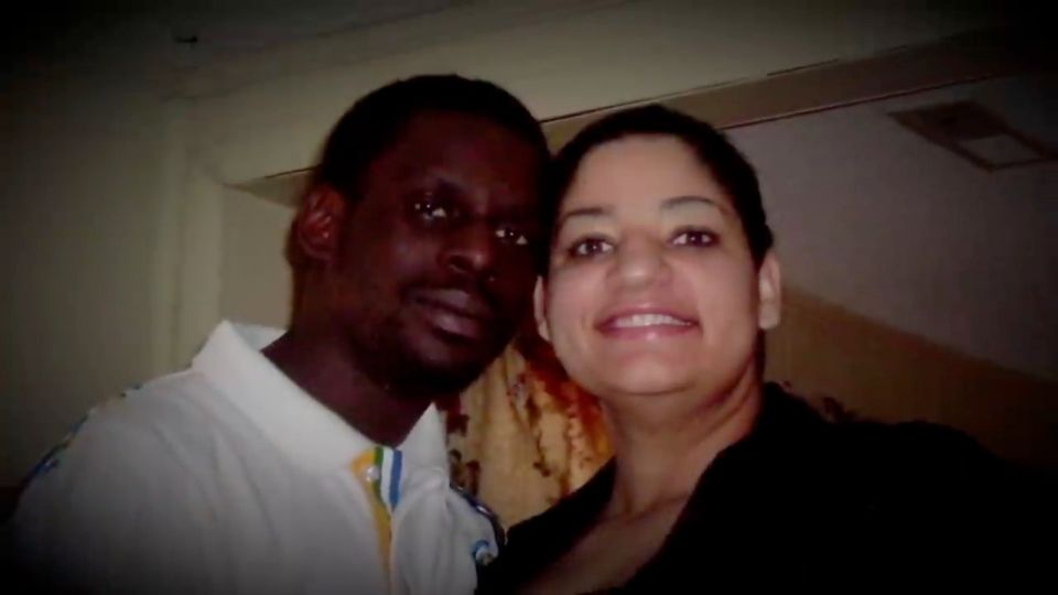 Frau isst ihren toten Ehemann