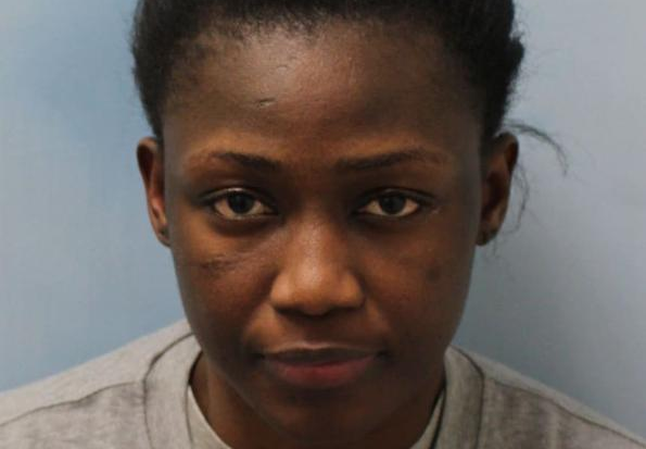 Frau überkippt Mann mit Säure