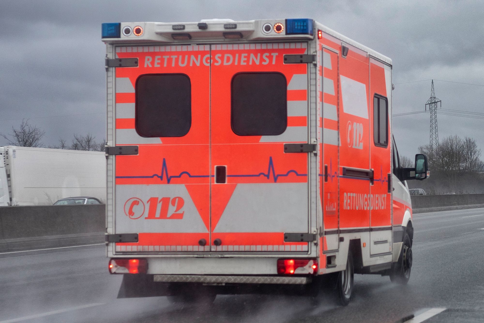 Frontalcrash mit Rettungswagen – Vier Schwerverletze