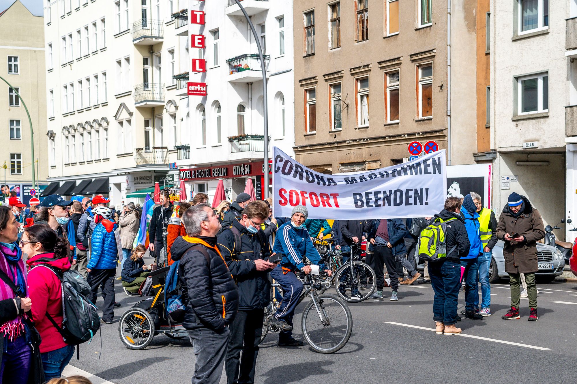 Fußball-Nationalspieler spricht auf Querdenker-Demo