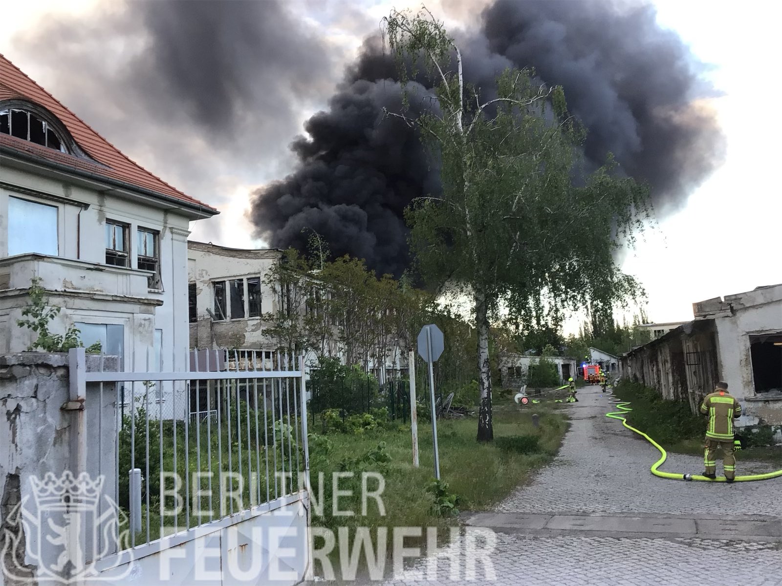 Großbrand in Berlin: Löscheinsatz dauert bis zum Morgen!