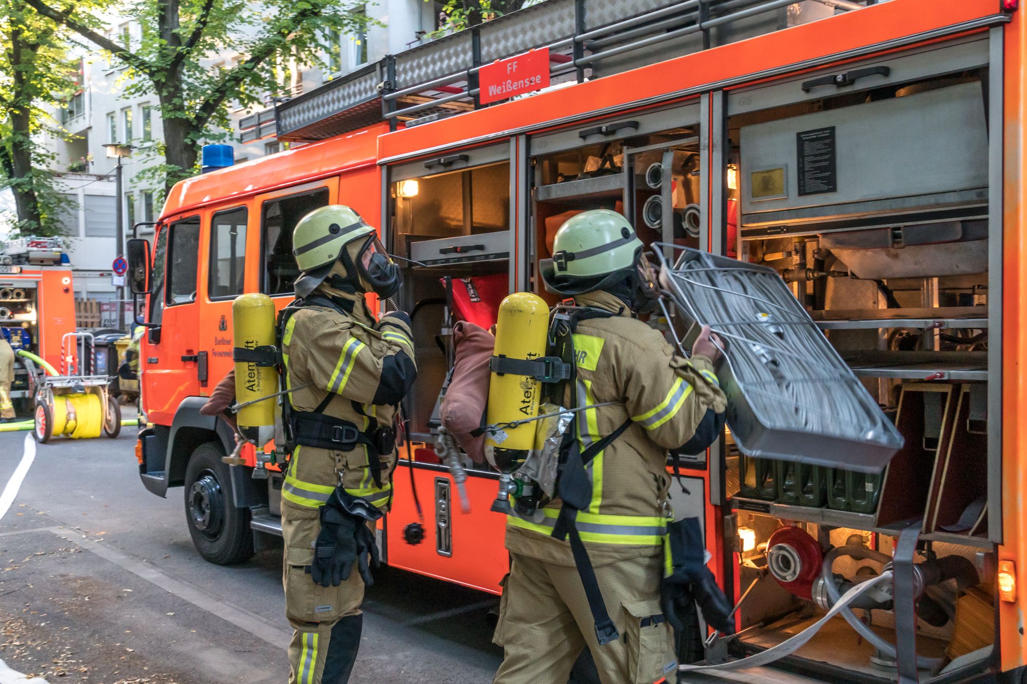 Großbrand in Berliner U-Bahnstation – 110 Feuerwehrleute im Einsatz!