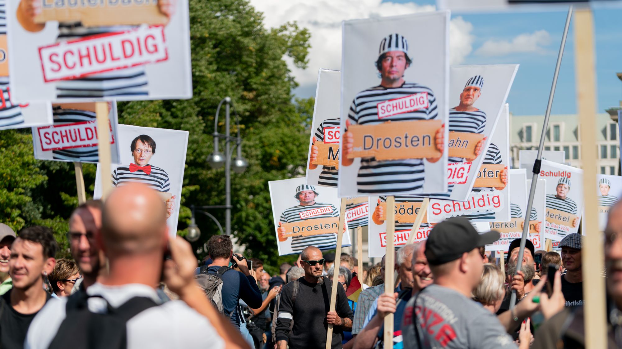 Hass-Demos: Corona-Leugner wollen Merkel und Drosten umbringen