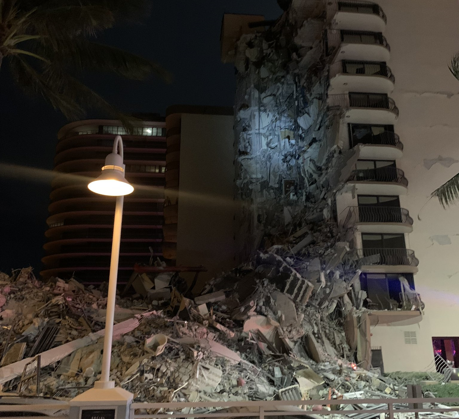 Hochhaus eingestürzt -Tote & Verletzte