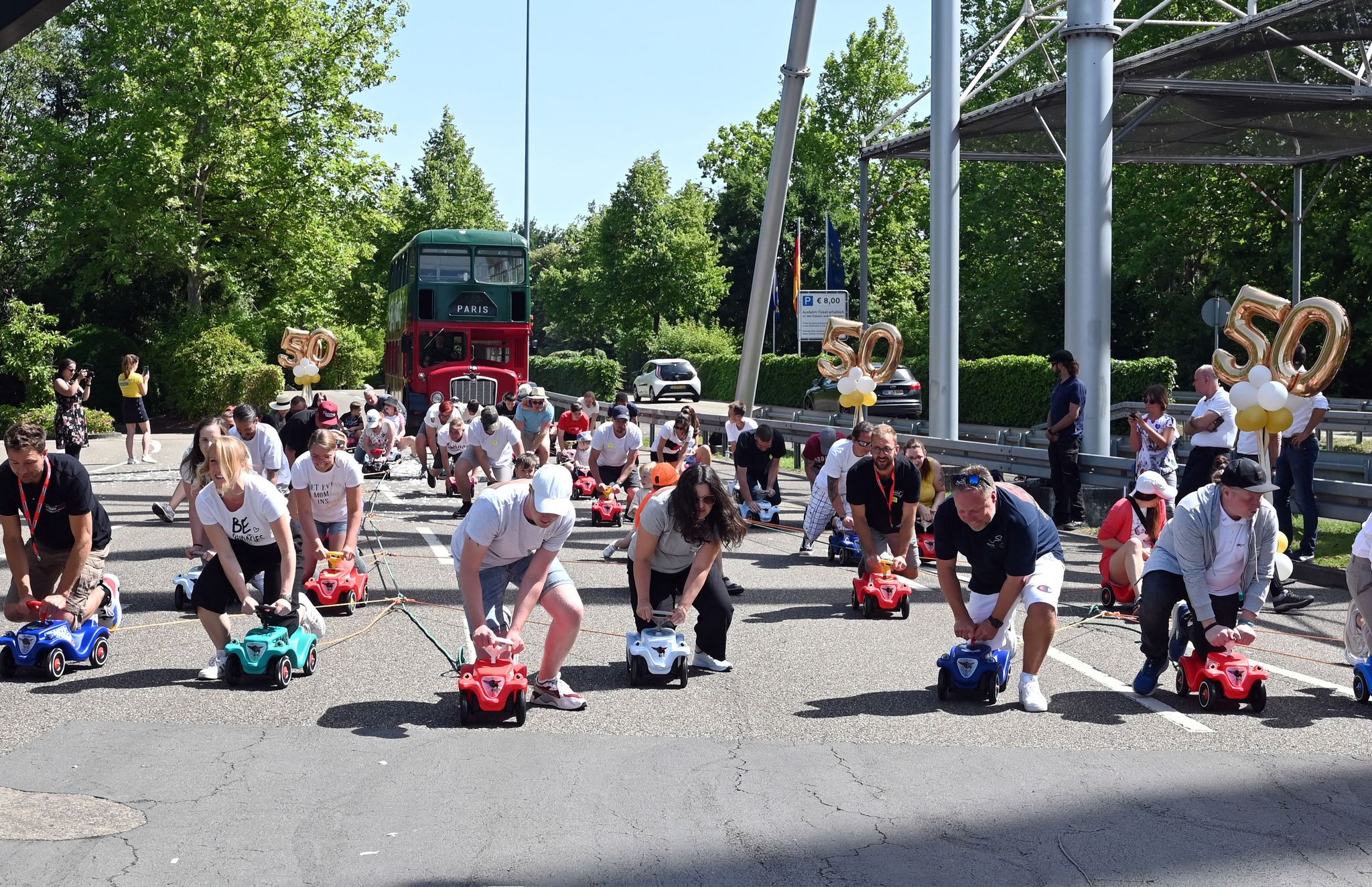 Weltrekord: 50 Bobby-Cars ziehen Kelly-Bus 50 Meter weit