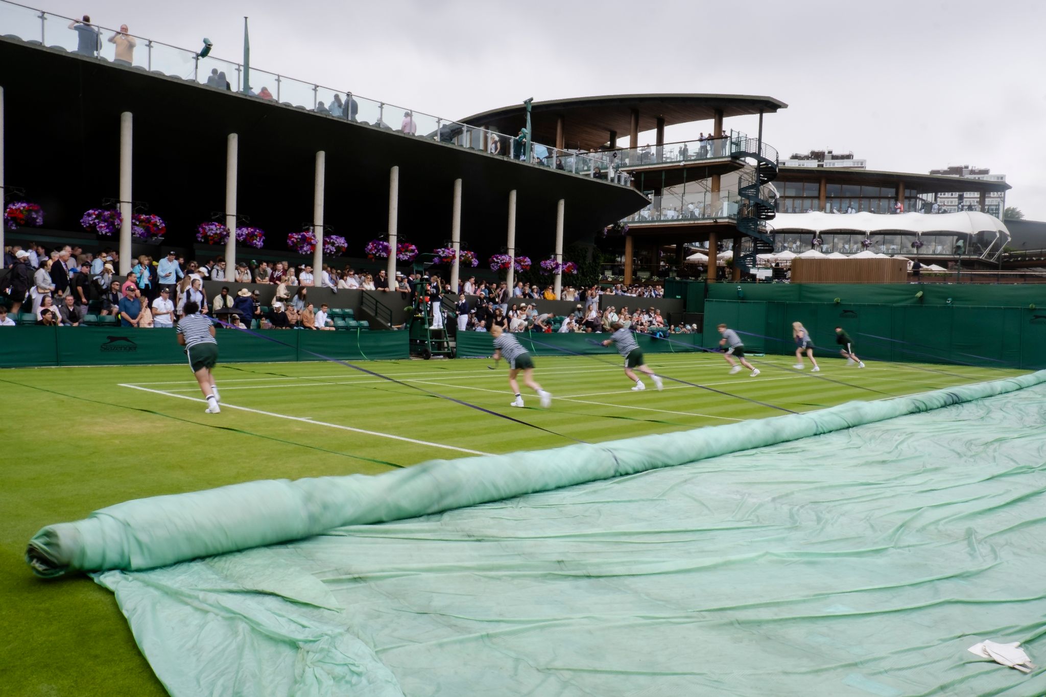 Erste Regenunterbrechung in Wimbledon – Spiele fortgesetzt