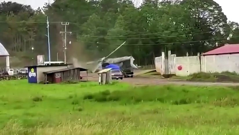 Katastrophe: Helikopter stürzt auf Bus!