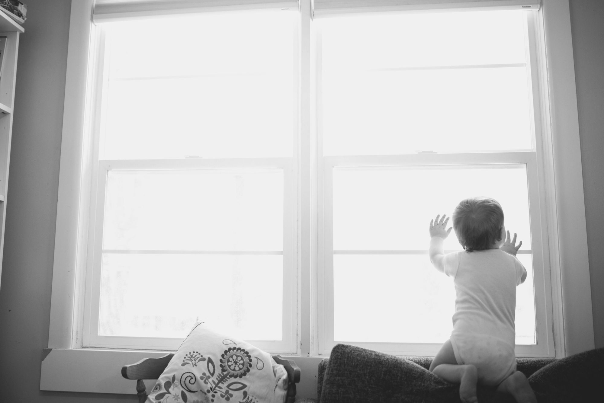 Kind (1) fällt aus Fenster und stirbt