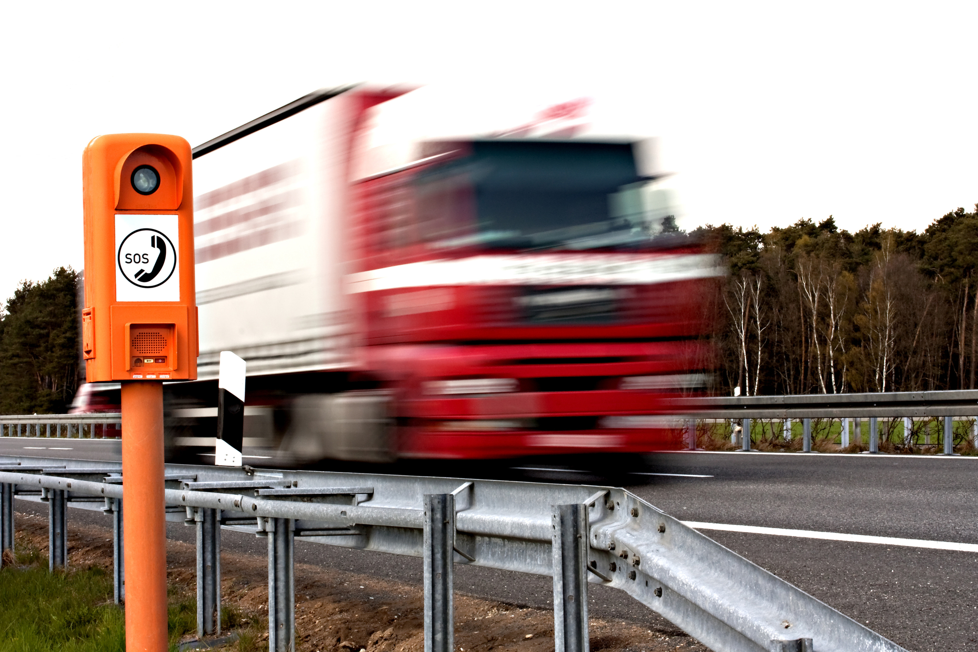 Autobahn-Unfall: Lastwagen kracht in Stauende