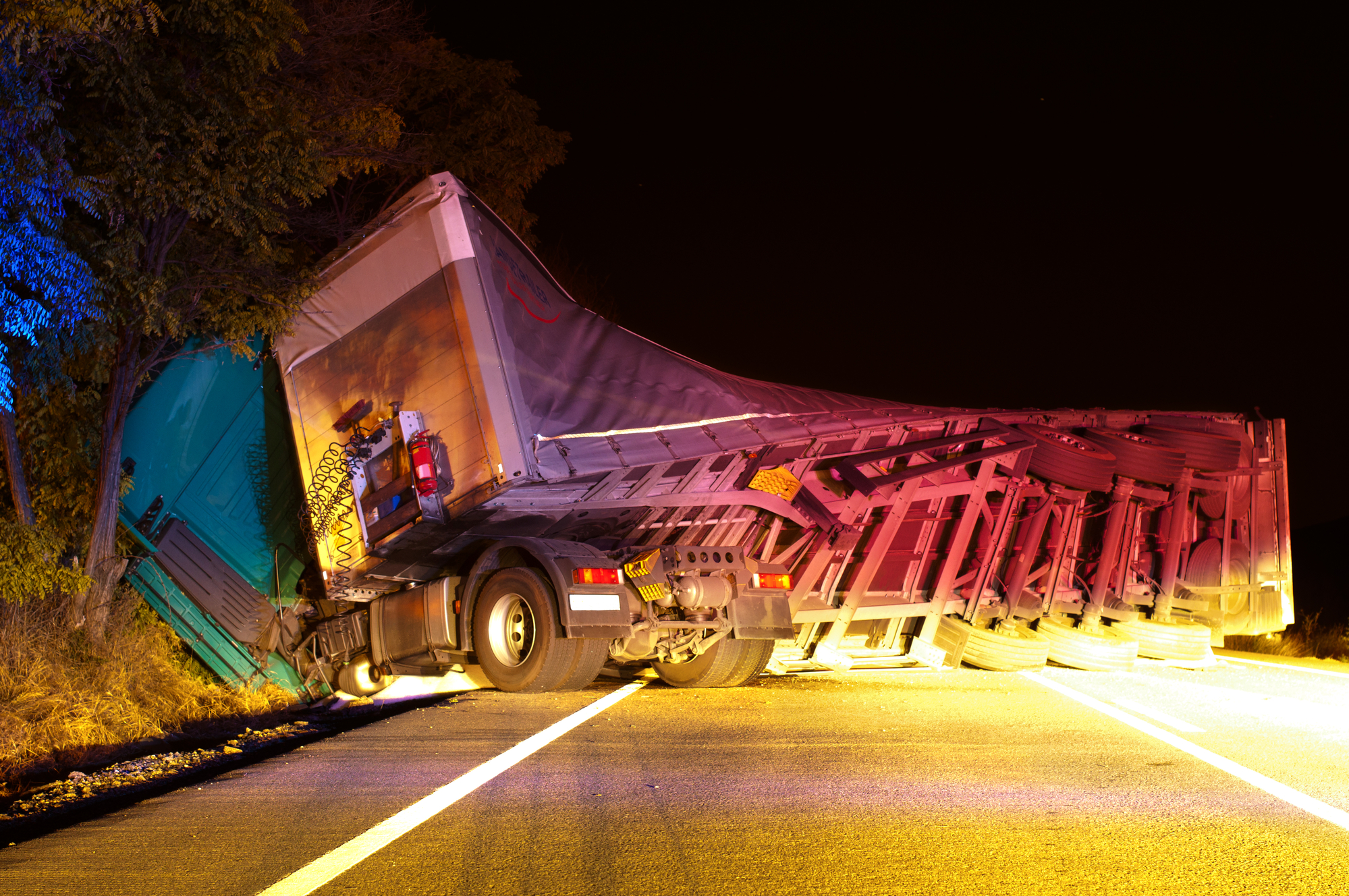 Schwerer LKW-Unfall auf Autobahn – Vollsperrung bis zum Abend