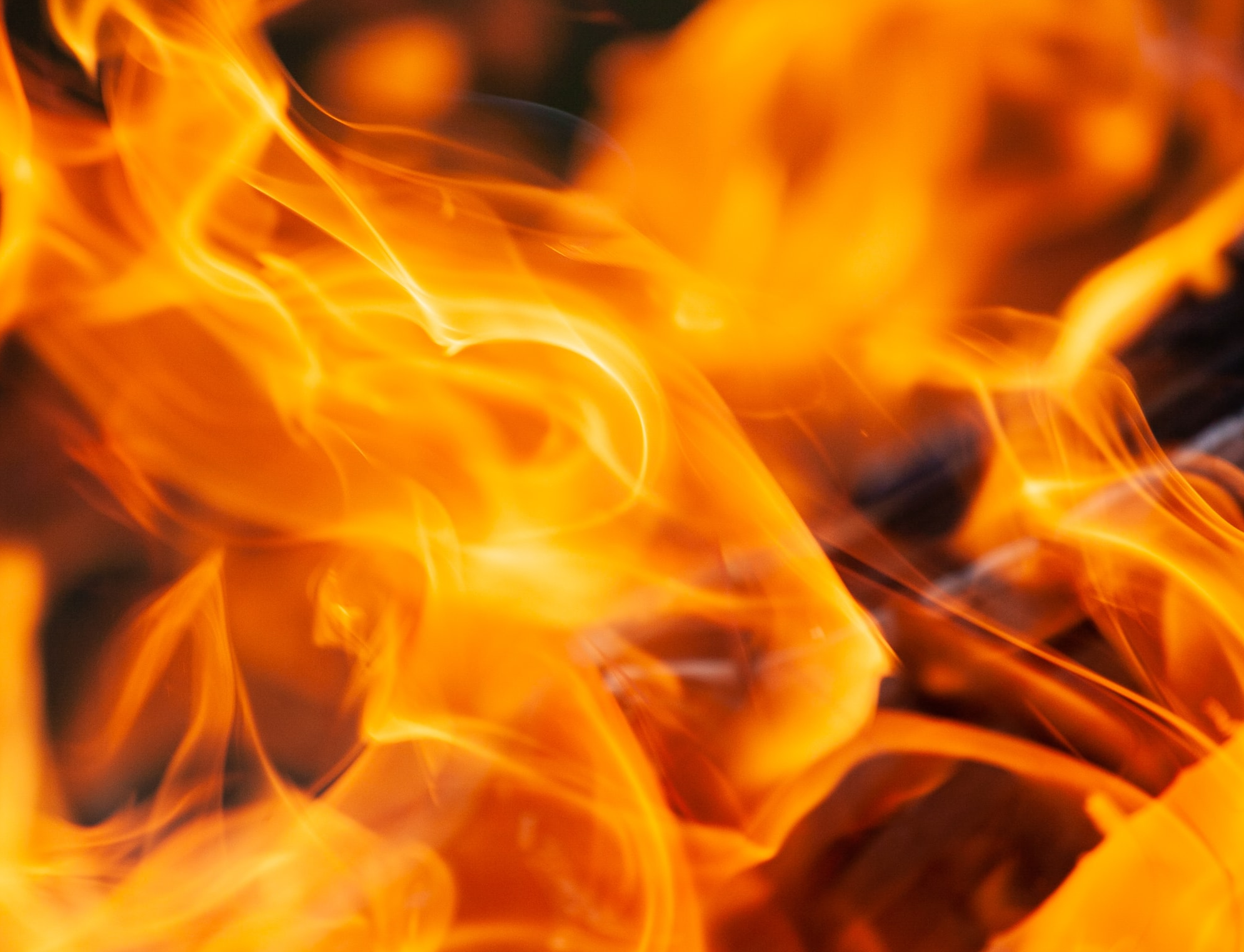 Mädchen auf Spielplatz angezündet – Täter auf der Flucht