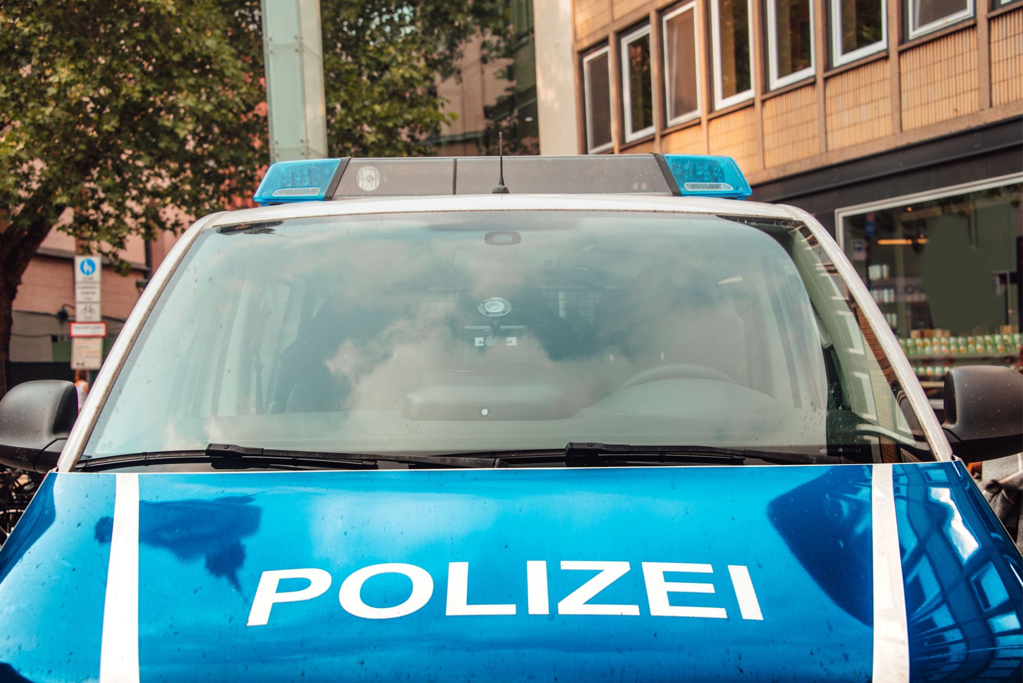 Mann (22) versucht Polizisten zu beißen