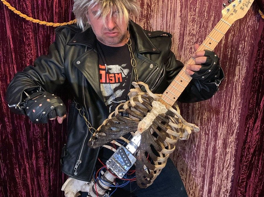 Mann baut Gitarre aus Skelett seines Onkels