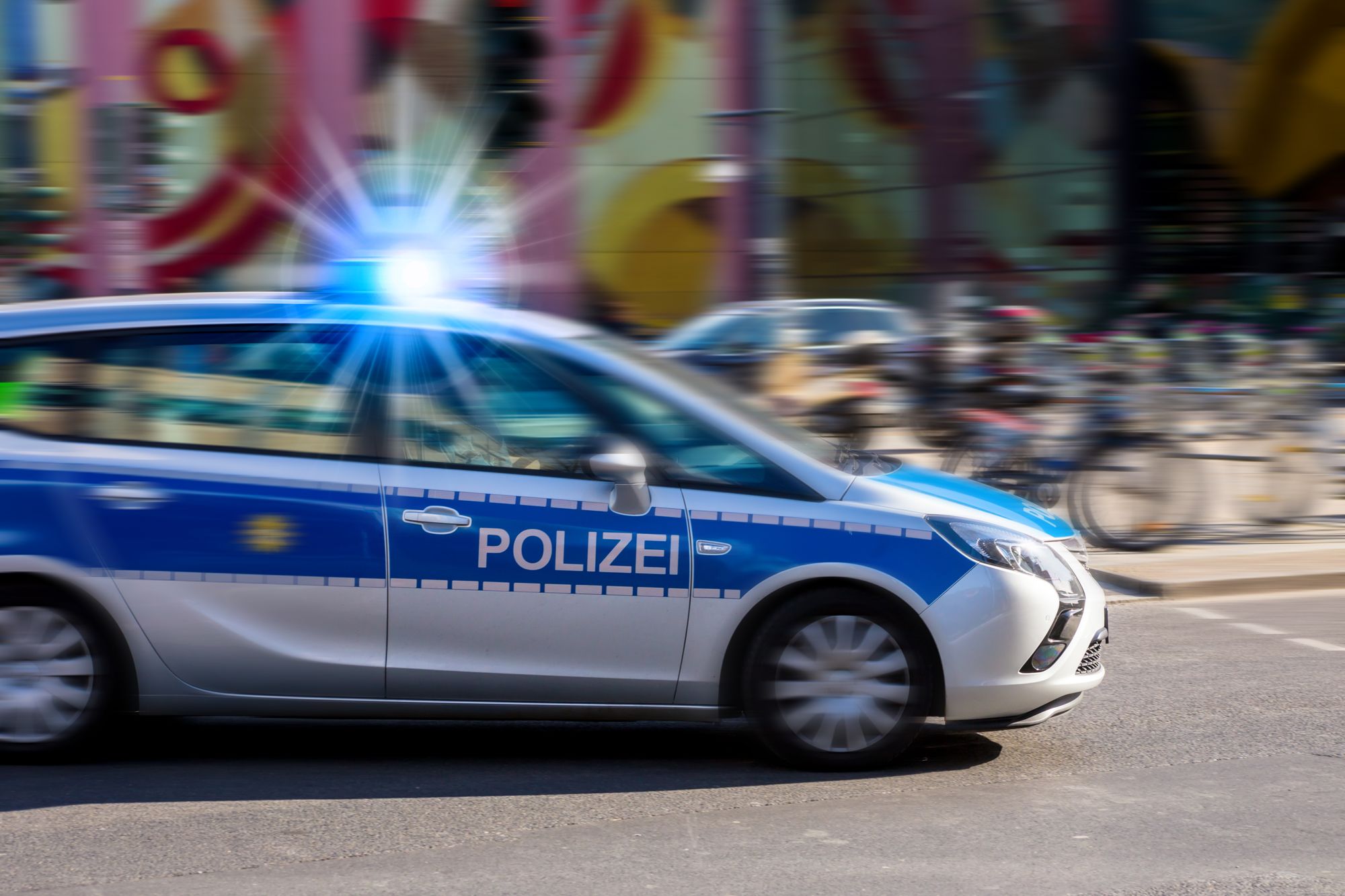 Mann schlägt Kindern ins Gesicht