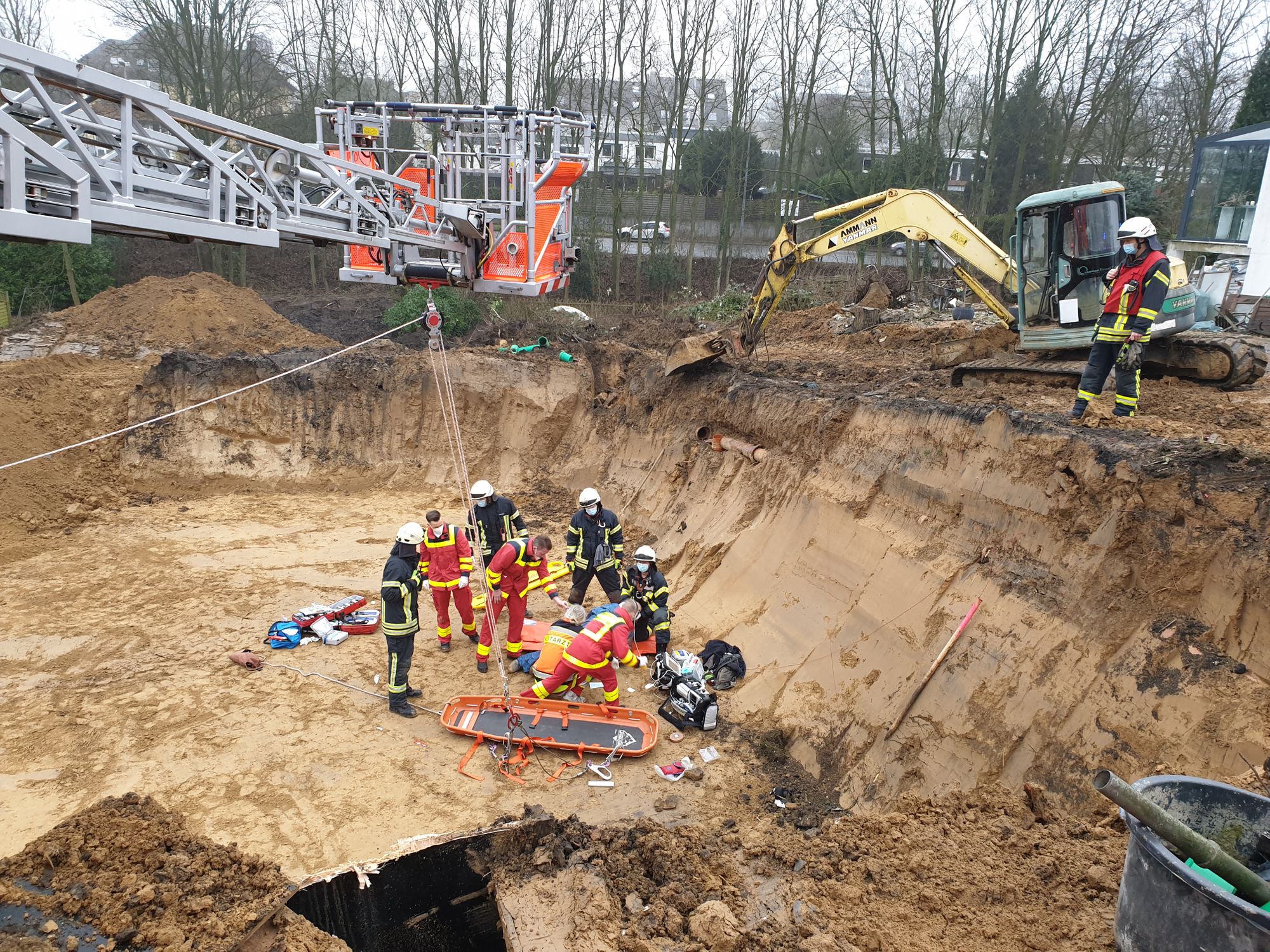 Mann stürzt in Baugrube – Rettung durch Feuerwehr