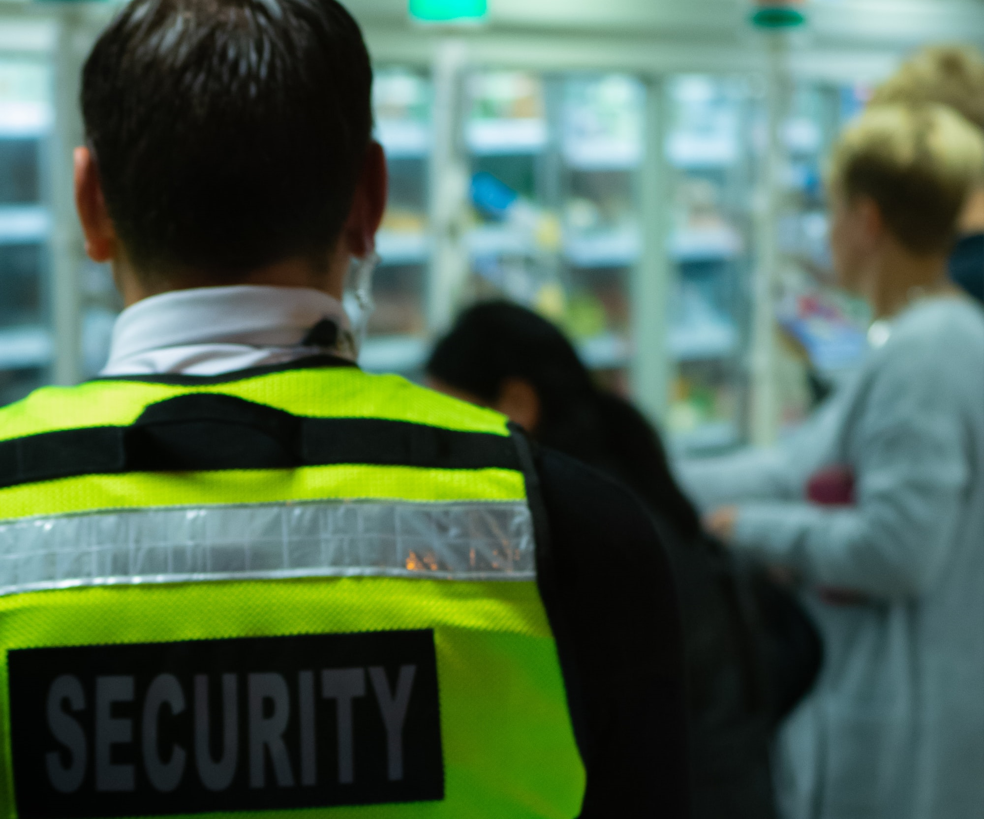 Masken-Gegner schlagen Security-Mitarbeiter in Berliner Supermarkt krankenhausreif