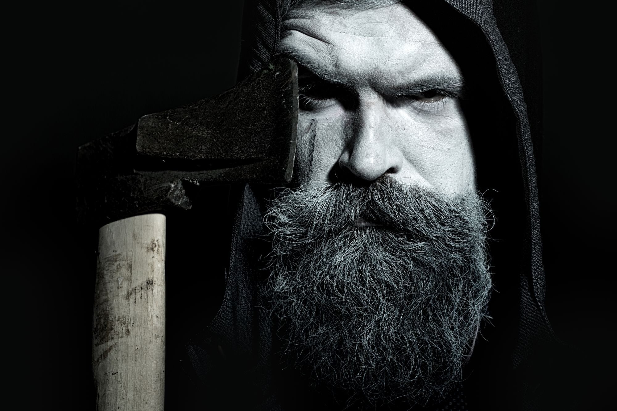 Mit Axt bewaffneter Mann überfällt Frau (41) in Stuttgart