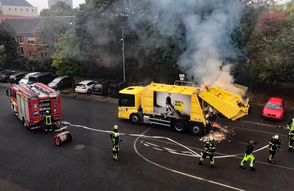 Müllauto brennt in Dortmund