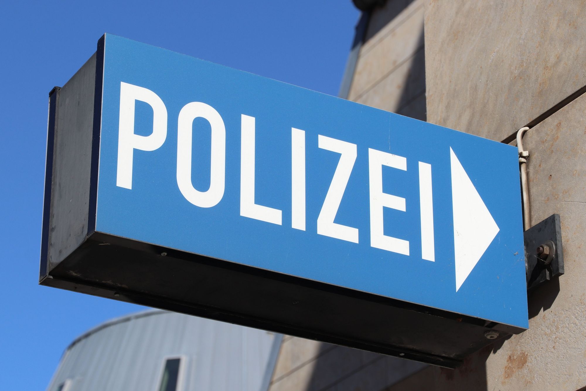 NRW: Mann erscheint mit Drogen auf Wache und attackiert Bundespolizisten an