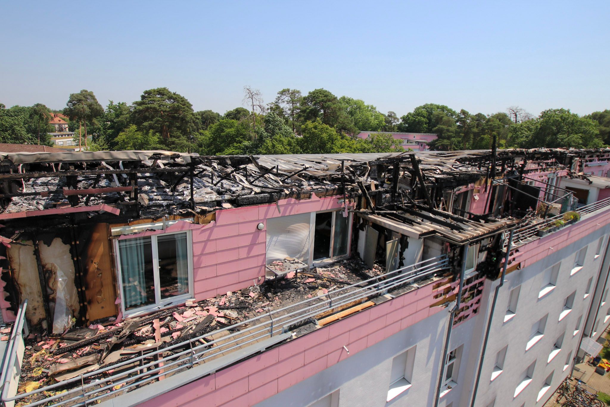 Zwei Feuerwehrleute bei Brand verletzt – Millionenschaden