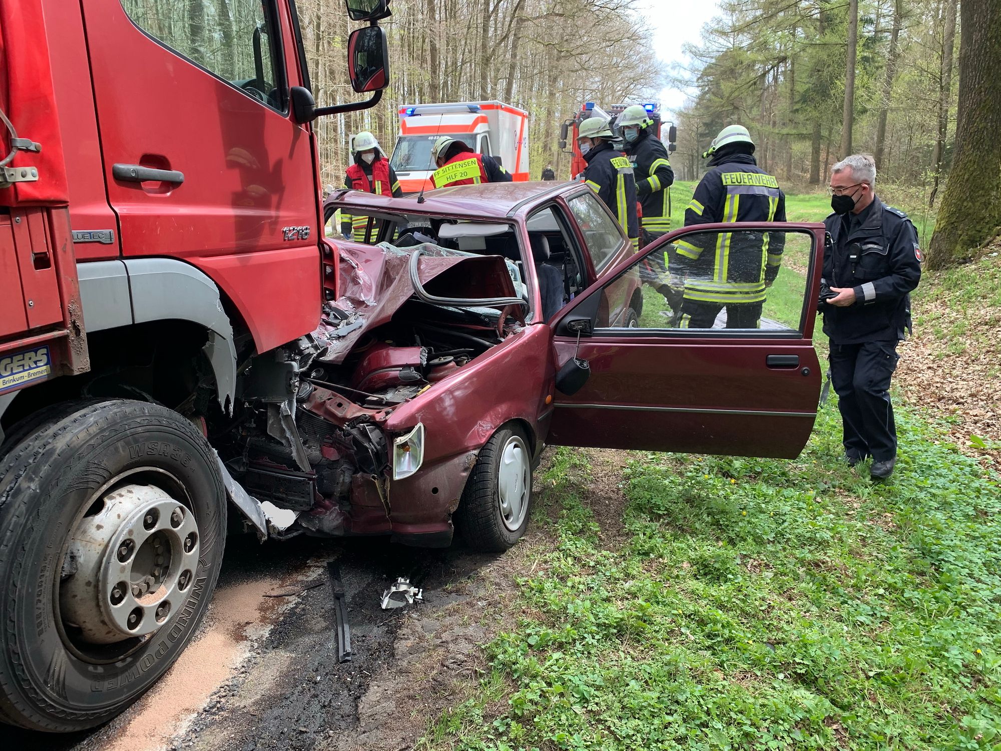 Niedersachsen: Ford Fiesta kollidiert frontal mit Lkw
