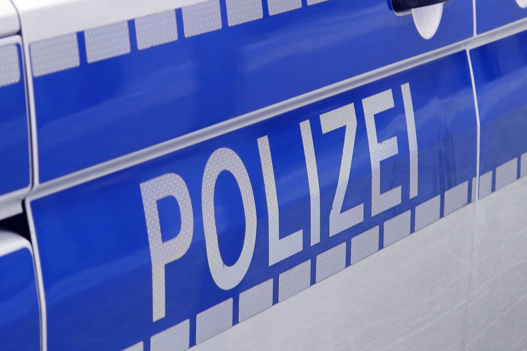Niedersachsen: Frau entdeckt GPS-Sender unter Auto der Mutter