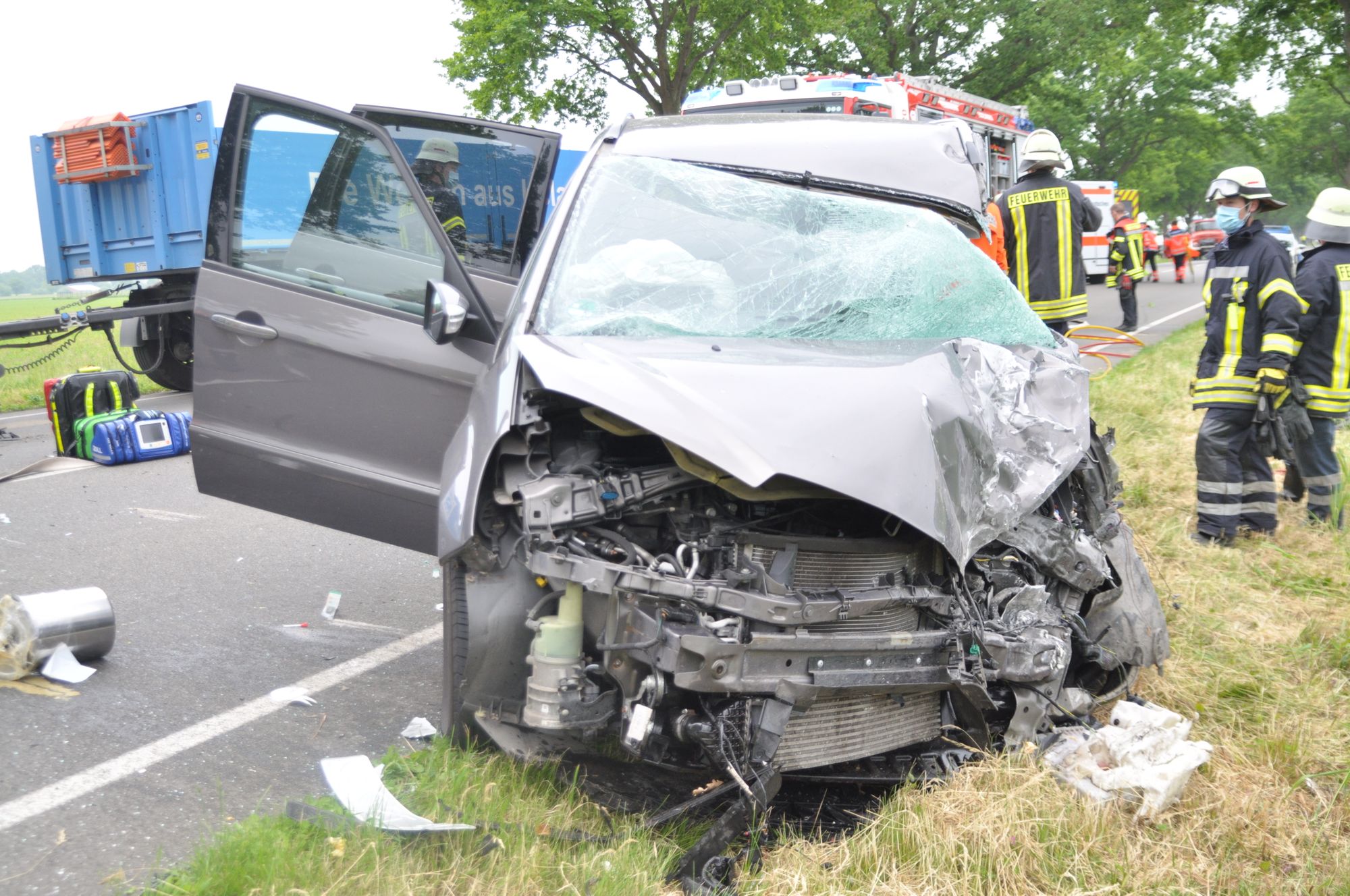 Niedersachsen: PKW kollidiert mit LKW
