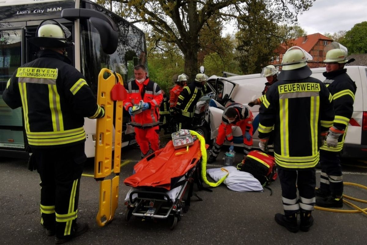 Niedersachsen: Schwerer Unfall – Transporter kollidiert mit Linienbus