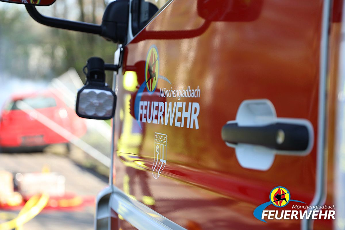 Nordrhein-Westfalen: Feuerwehr befreit Baby aus Auto