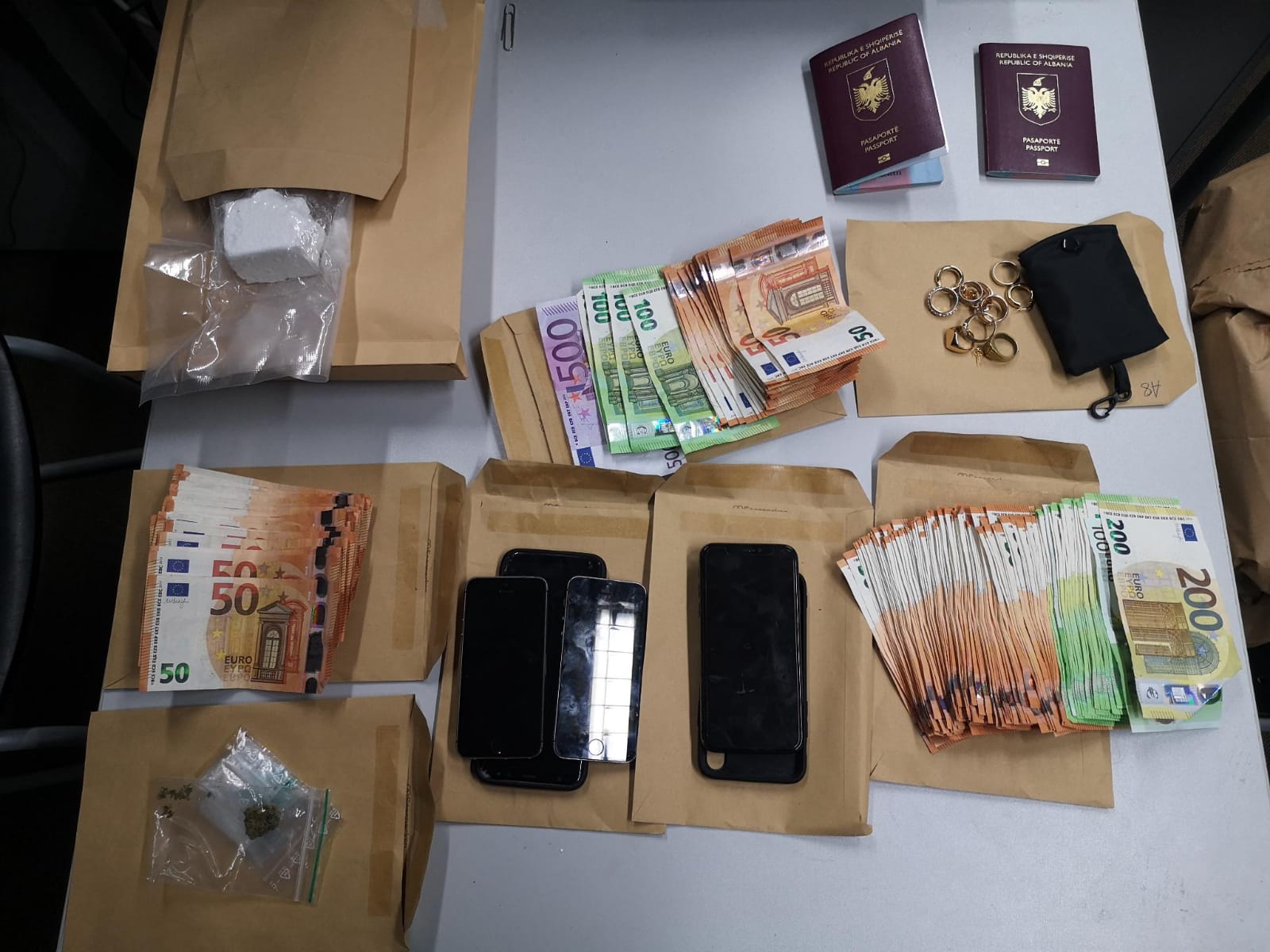 Nordrhein-Westfalen: Zivilfahnder schnappen Drogenhändler – Beamtin bei Einsatz verletzt