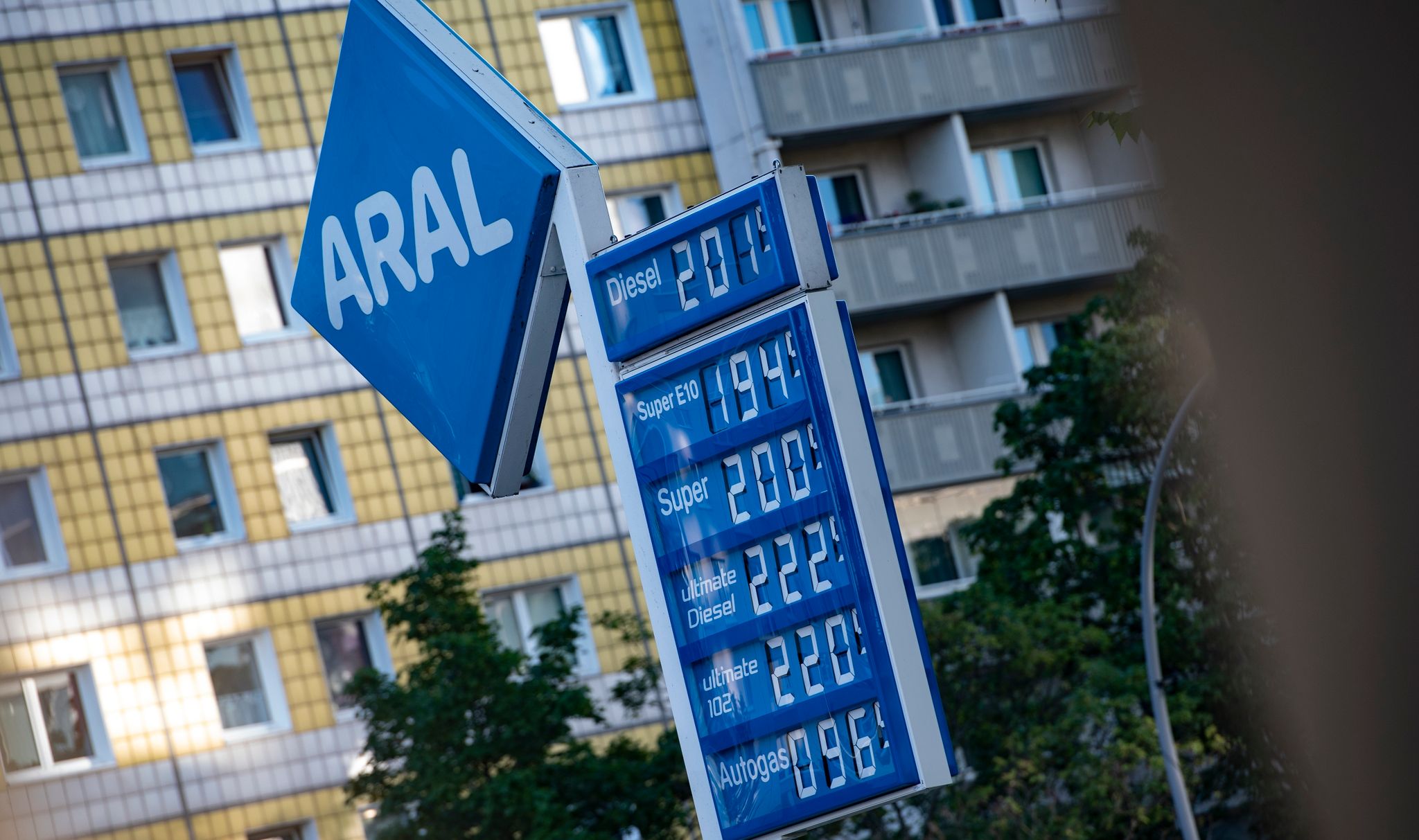 SPD und Grüne für Extra-Steuer für Mineralölkonzerne