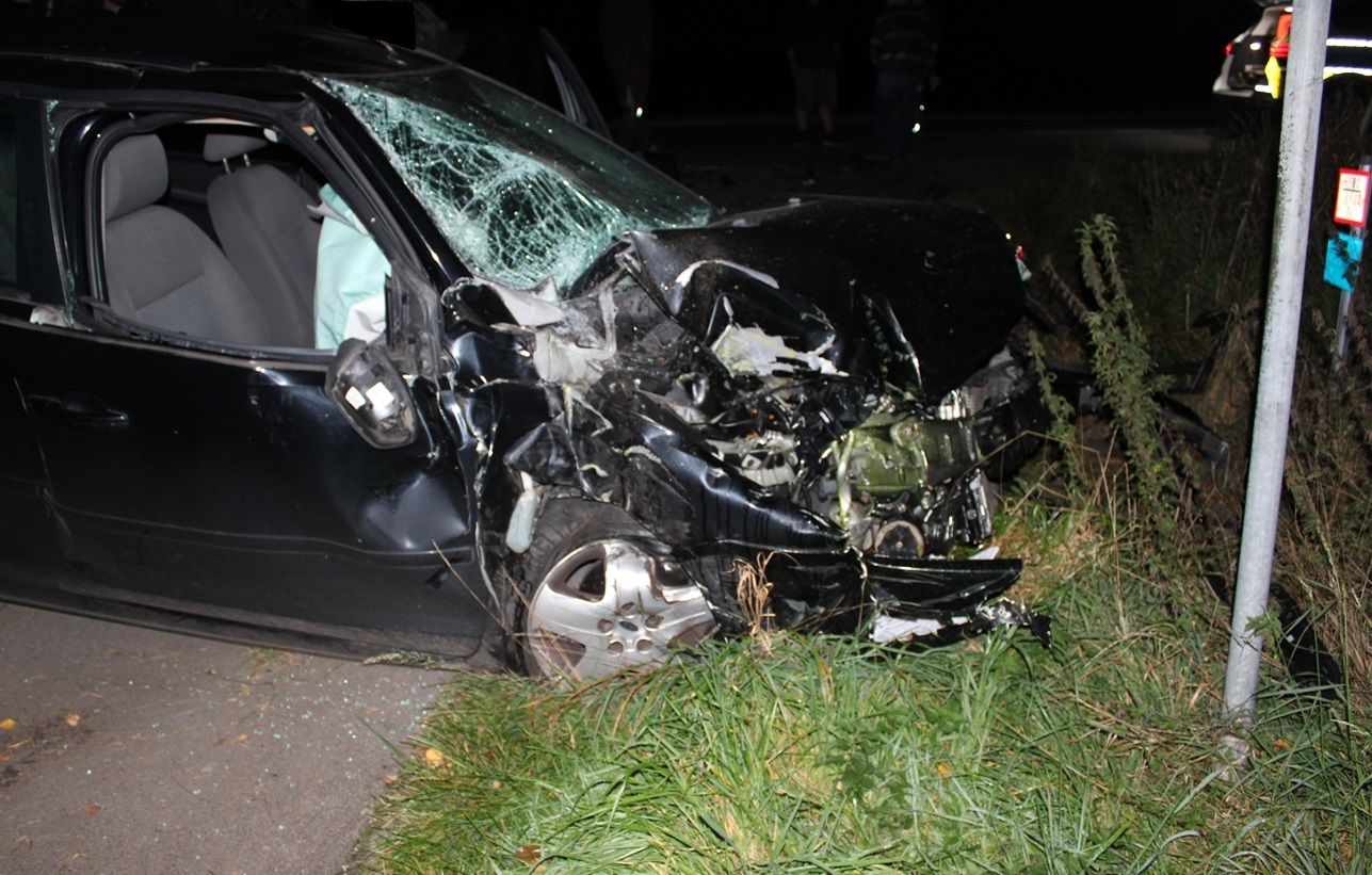 PKW und Traktor kollidieren bei Überholmanöver