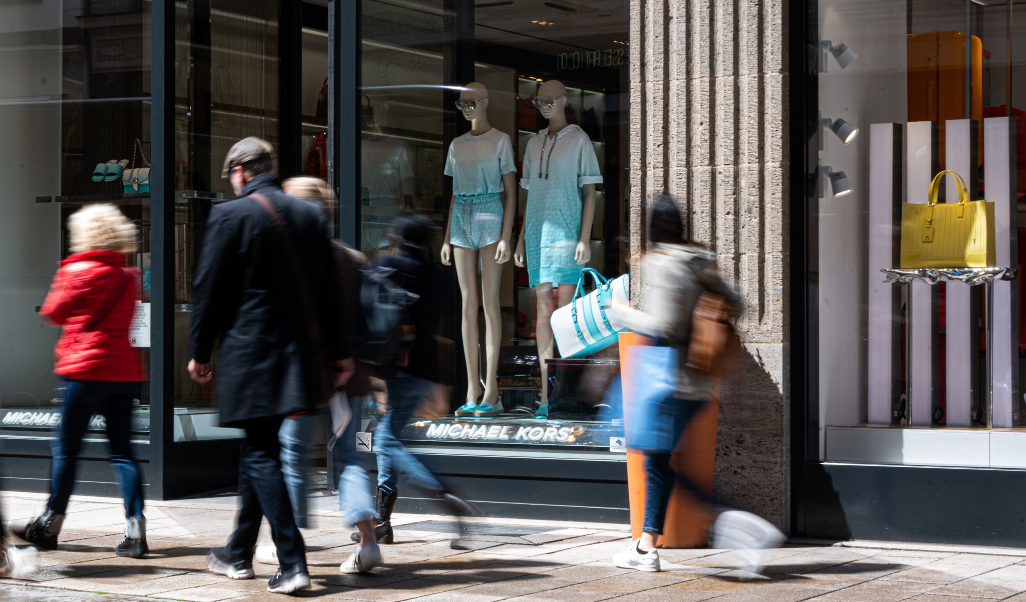 Luxusmode bei jungen Menschen beliebt: Woher der Trend kommt