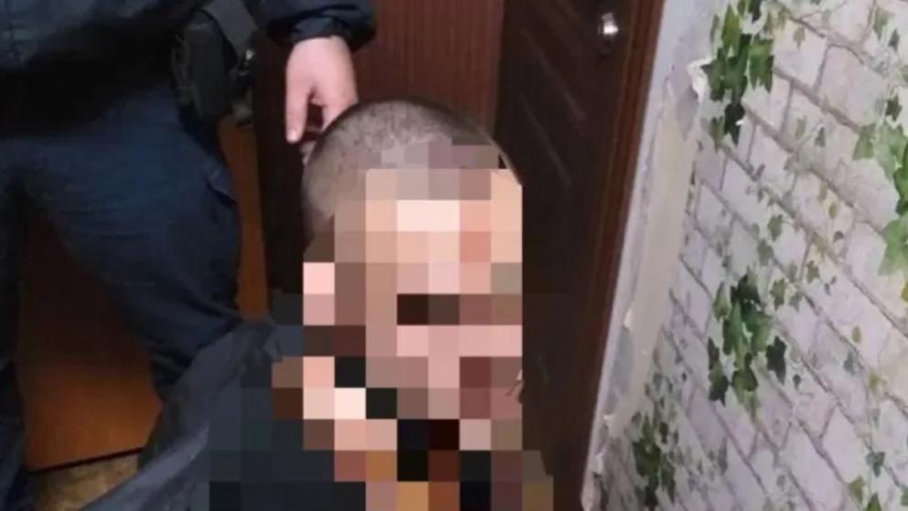 Psychopath rennt nackt mit abgetrenntem Kopf des Vaters durch die Straßen