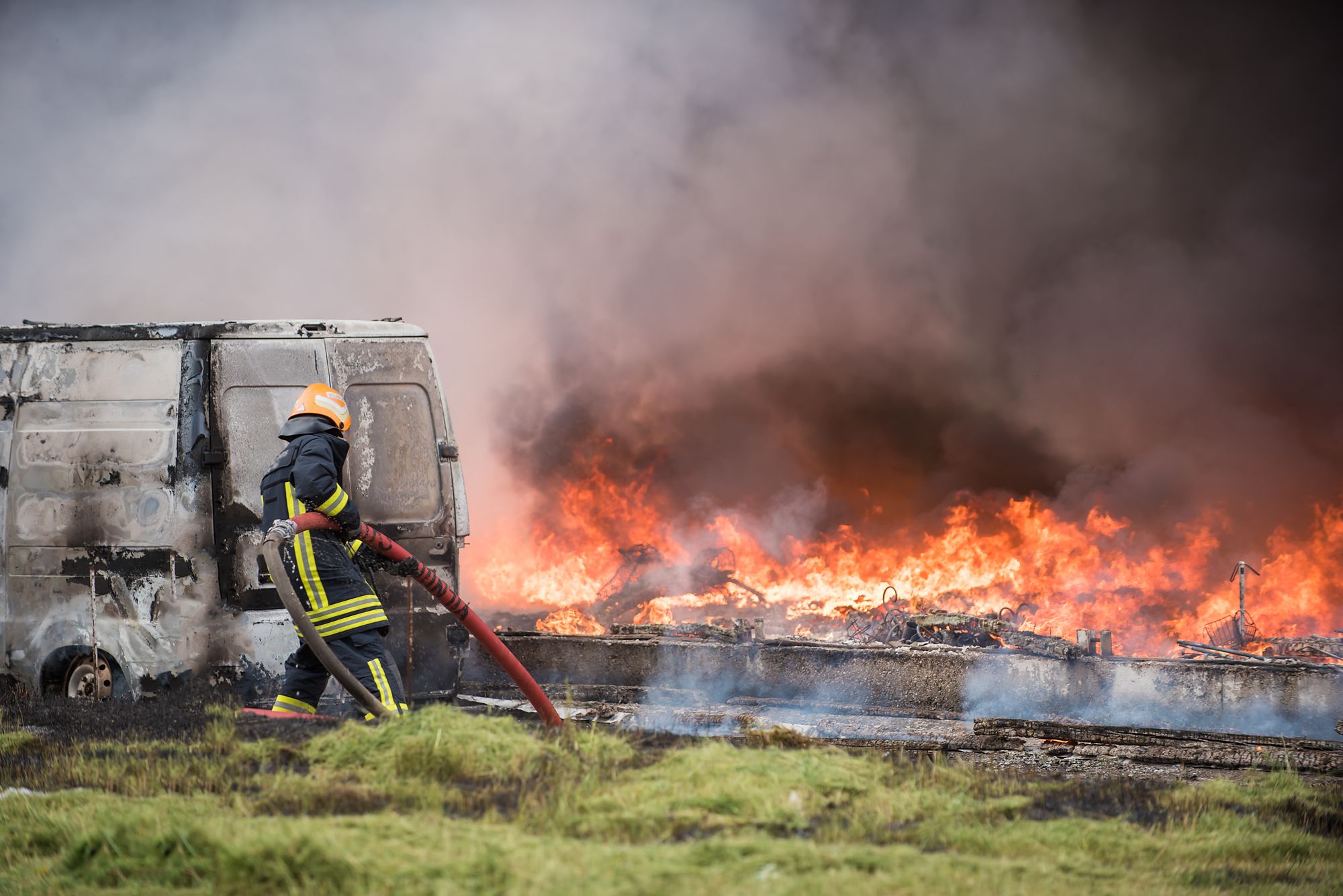 Reisebus fängt Feuer – Tote & Verletzte