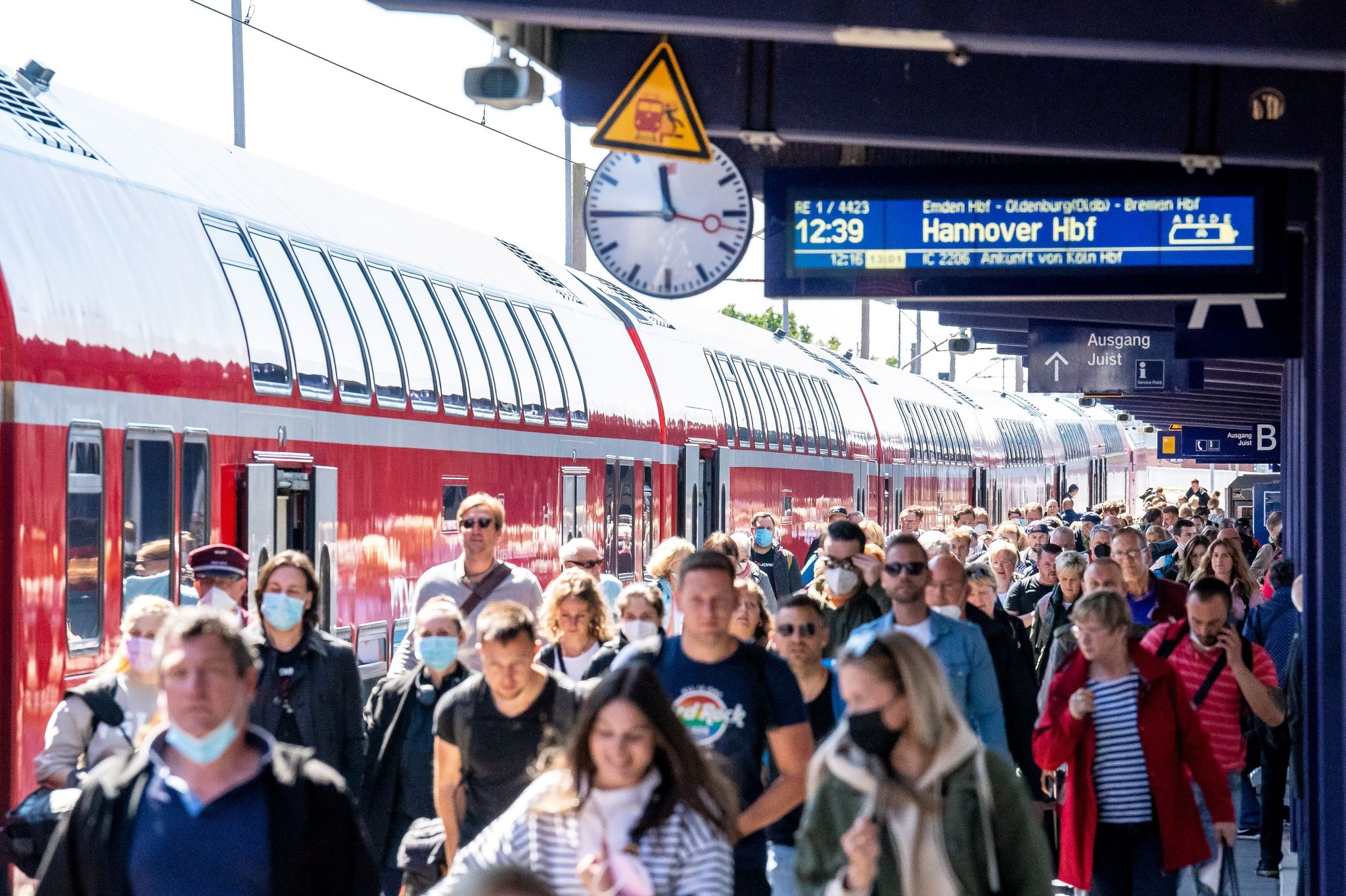 Ein Monat 9-Euro-Ticket: Weniger Stau durch Sonderfahrkarten