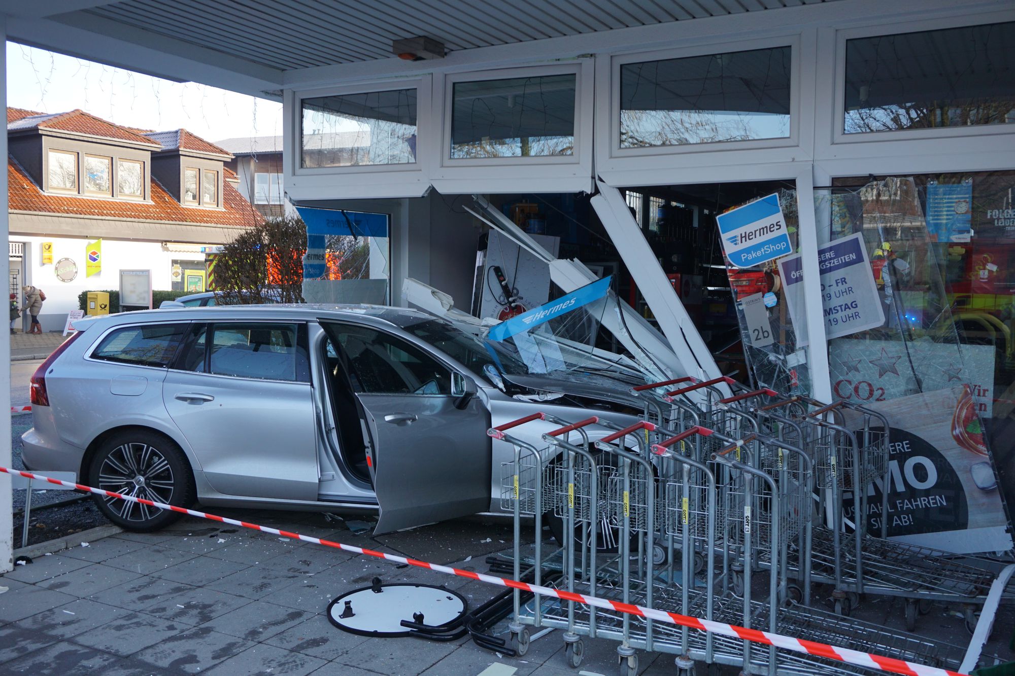 Rentner rast mit Pkw in Getränkemarkt