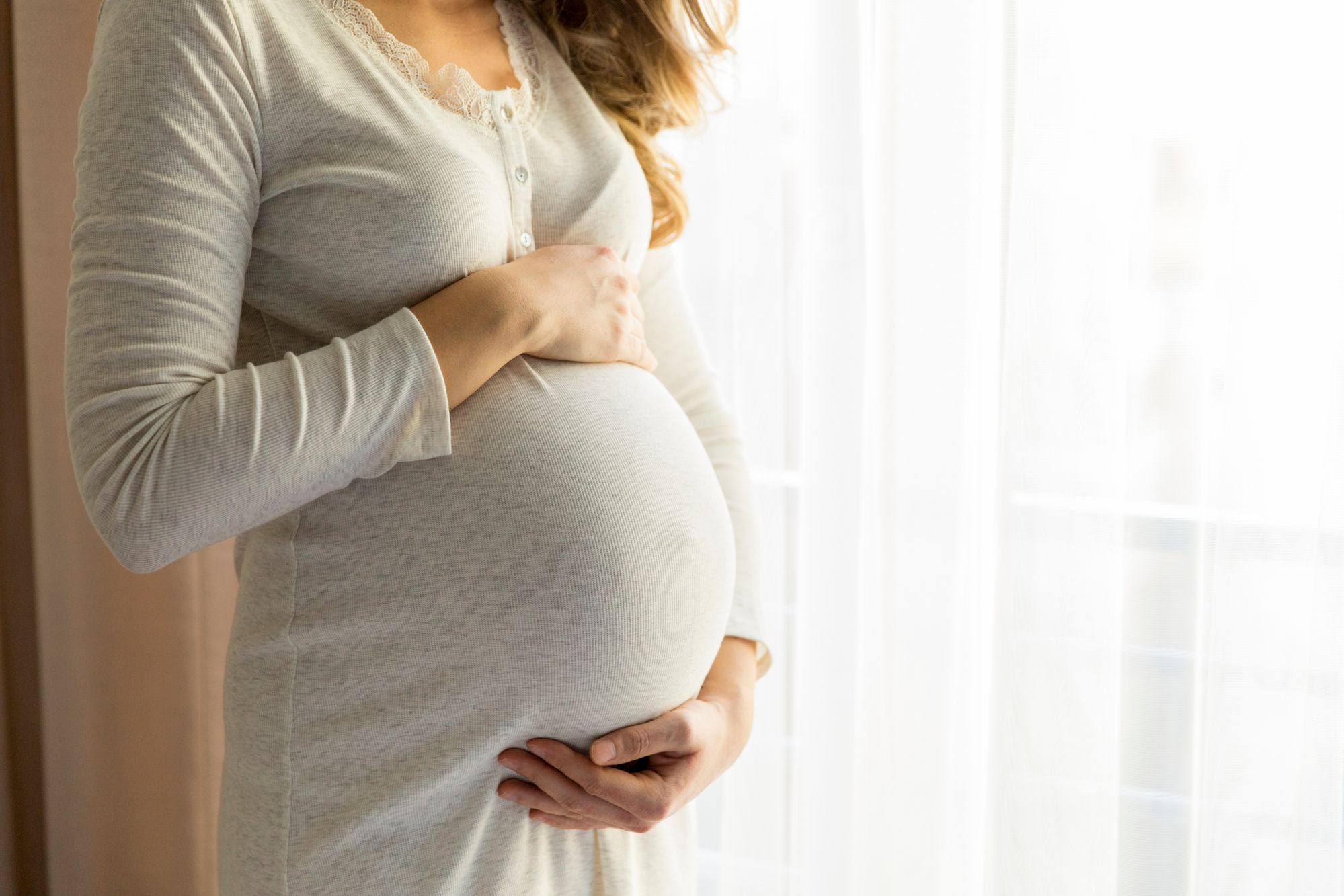 Schwangerer Baby aus dem Bauch geschnitten