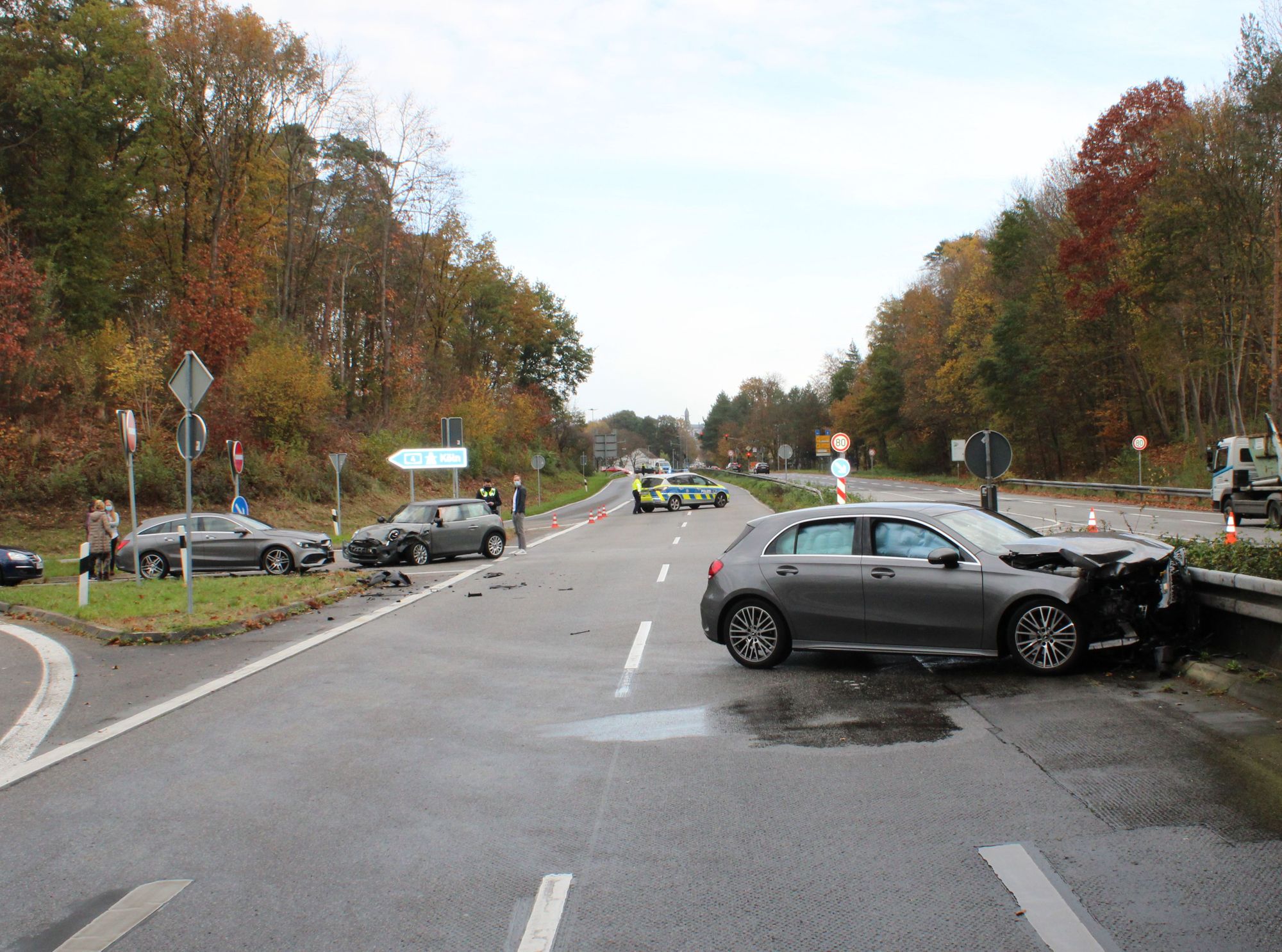 Schwerer Verkehrsunfall in Bergisch Gladbach – 3 Verletzte und hoher Sachschaden!