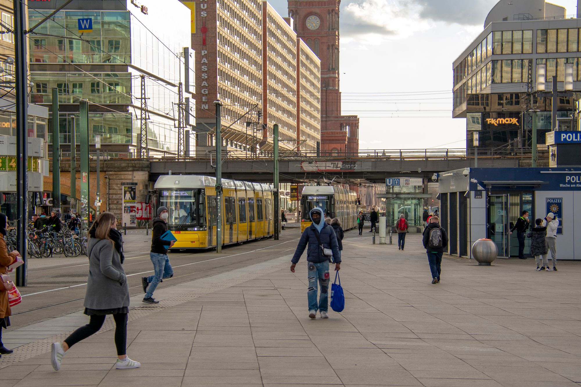 Senior von Straßenbahn erfasst